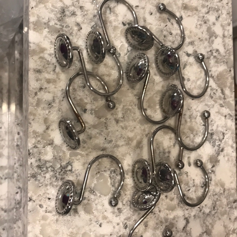 12 silver shower hooks. Very pretty.